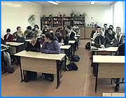 ></p><p class=c_tn>Вопросов больше чем ответов, но мы сохраняем оптимизм, -  так отозвались участники эксперимента по введению новой системы оплаты труда школьных педагогов. По замыслу, новый механизм должен избавить школу от уравниловки единой тарифной сетки и простимулировать творческий рост учителей. О первых итогах эксперимента, начавшихся в двух ивановских школах, рассказали представители ивановской мэрии и директора этих школ. Вы, главное, не пугайте учителей новой системой оплаты труда. В числе прочих к журналистам прозвучало и такое обращение. Пугать особенно нечем. Ведь цели эксперимент преследует исключительно благие. Стимулировать инновационную деятельность учителей, повысить их профессиональный уровень и в итоге - образовательный уровень учащихся. Суть новинки в том, чтобы оценить работу учителя не по разрядам Единой Тарифной Сетки, а по реальным результатам работы. К базовой части фонда заработной платы с нового года в тридцать седьмой и шестьдесят седьмой школах добавится стимулирующая часть - примерно десять процентов от базы. Сейчас идут теоретические исследования - какие же критерии учитывать при оценке вклада учителя в образовательный процесс. К этому даже привлекают родительскую общественность. </p><p class=c_tn>«Родительские собрания, которые у нас пойдут в ноябре, они уже подведут итоги вот этой работы, которую ведут наши родители. Мы надеемся, что к концу ноября на нашем школьном родительском комитете мы получим те критерии, которые хотят оценить родители, и мы надеемся, что это будет социальный заказ», - говорит директор ивановской школы № 37 Наталья Мамонтова.</p><p class=c_tn>Пока известны 17 критериев, по которым оценивается работа учителя. Например, количество успевающих на едином госэкзамене, динамика успеваемости в целом. Какого-то сопротивления со стороны учителей пока не наблюдается. Но не факт, что в других школах его не будет. Ведь новая система нацелена на то, чтобы заставить учителя развиваться. И те, кто этого не захочет, останутся у разбитого корыта.   </p><p class=c_tn>«Это выдавливание как раз неквалифицированных, непризнанных урокодателей. Практически рынок вступает в ту самую святую сферу образования, мы надеялись, что это долго не произойдет, но вот уже рынок вступает в образование», - считает начальник управления образования г. Иваново Елена Юферова.</p><p class=c_tn>Участники эксперимента признают существование ряда вопросов, которые потребуют радикального решения. Как оценивать работу оценщика труда, то есть завуча, вмешиваться ли в вузовскую подготовку будущих педагогов. И насколько 10% оттого, что есть сейчас, можно считать стимулом. </p><p class=c_tn></p><p class=c_tn></p><p class=c_av>Сергей Хохлов</p>
	
		<div class=