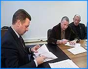 ></p><p class=c_tn>Еще недавно ряд его условий был объектом резкой критики со стороны промышленников, но, похоже, споры начали терять свою актуальность. Сегодня, 13 ноября на встрече руководства «Ивановорегионгаза» со своими давними партнерами шла речь о гарантиях, которые получают стороны с момента подписания документа. А к списку подписантов добавился еще один крупнейший потребитель в регионе - комбинат Шуйские ситцы. Мы подошли к новому уровню взаимоотношений с потребителем, подчеркнуло руководство «Ивановорегионгаза», говоря о переходе «Газпрома» к практике заключения долгосрочных договоров. Кажется, основания утверждать так у газовиков есть. Договор сроком на 5 лет это, как минимум, гарантия управляемой, а не прихотливо колеблющейся цены на газ - иными словами, цены, регулируемой государством. Как максимум - это залог более стабильной и надежной работы системы газоснабжения в регионе. </p><p class=c_tn>«Предприятия получают возможность гарантированно получать газ в нужных объемах, утвержденных на ближайшие 5 лет, а Газпром имеет возможность четко планировать свою работу по добыче, транспортировке и поставке газа», - подчеркнул генеральный директор ООО Ивановорегионгаз Сергей Мазалов.</p><p class=c_tn>Первыми в нашем регионе договор подписали энергетики, у которых достаточно своих обязательств не только перед газовиками, но и перед простым населением, которое нужно снабжать теплом и светом. Главное преимущество нового документа, по их словам, в том, что он впервые дает свободу маневра, к примеру, перераспределять недоиспользованные объемы по месяцам и даже на следующий год. Ряд условий, действительно, мог показаться некоторым промышленникам весьма жесткими. В первую очередь, договор требует от руководства предприятий четко представлять себе перспективы потребления топлива.</p><p class=c_tn>«Да, он накладывает определенные обязательства в системе учета, в системе потребления, в системе оплаты - там предусмотрена предоплата, - но это в то же время и дисциплинирует предприятия, и заставляет их более хозяйственно относиться к этому виду топлива», - считает директор по производству ивановского филиала ОАО ТГК-6 Александр Шехоткин.</p><p class=c_tn>Всем участникам встречи руководство «Ивановрегионгаза» показало, как в их структуре налажен контроль за газоснабжением в регионе. Одна из задач диспетчерской службы - в том числе отслеживать исполнение соглашений с покупателем. Отметим, что поставщик газа, согласно условиям долгосрочного договора,  в равной степени несет на себе жесткие обязательства и может поплатиться неустойкой, к примеру, за недопоставку газа. </p><p class=c_tn></p><p class=c_av>Дмитрий Попов</p>
	
		<div class=