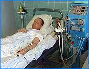 ></p><p class=c_tn>Один миллиард рублей потрачен на здравоохранение Ивановской области в 2007 году. Инвестиций подобного масштаба в истории областного здравоохранения еще не было. Как эта сумма изменила ситуацию в регионе, обсудили на собрании медицинской общественности, в котором приняло участие и областное руководство. Нынешний год был объявлен в Ивановской области годом здравоохранения. К этому, ни для кого не секрет, были все предпосылки. Местные больницы давно нуждаются в новом оборудовании, а их работники - в достойной оплате своего труда.</p><p class=c_tn>«Не скрою, когда я изучал показатели по смертности населения области от управляемых причин, прежде всего от сердечно- сосудистых заболеваний, я был поражен тем, в каком запущенном состоянии находится эта отрасль медицины. Устаревшая материальная база, отсутствие санитарной авиации и расходных материалов для операций. В общем, ситуацию спасали только талантливые руки наших хирургов», - сказал губернатор Михаил Мень.</p><p class=c_tn>Теперь спасать ситуацию будет  Единая кардиологическая  служба. Ее открытие планируется на ближайшее время. В создание службы   вложено 50 миллионов из областного и 16 из федерального бюджета. Она обеспечит бесплатные операции на сердце всем  нуждающимся. Как подчеркивали выступающие, один из наиболее важных условий предоставления высококлассных медицинских услуг - это не только их качество, но и доступность. Активная борьба с демографической проблемой уже приносит свои плоды. Закончено строительство и в ближайшие дни планируется открытие современного родильного дома. Специалисты утверждают, что  число абортов  снизилось на 20%, и за этот год в области родилось на 660 детей больше, чем в прошлом. Сегодня каждая беременная женщина проходит бесплатное обследование на внутриутробную патологию, что позволяет значительно снизить показатель детской инвалидности.</p><p class=c_tn>«Внедрена эффективная система экстремальной медицинской помощи новорожденным детям. Сегодня все дети от 7-ми до 20-ти дней при необходимости могут быть госпитализированы в это учреждение, и получат там медицинскую помощь. Сегодня каждый ребенок может быть прооперирован специалистами  областной клинической больницы», -  отметила начальник департамента здравоохранения Эмма Рябова.</p><p class=c_tn>Внедрение в практику высоких медицинских технологий и повышение зарплат медработников вдвое, по заверению участников встречи, не должны пройти бесследно. Несмотря на то, что год здоровья подходит к концу, в следующем обещают сохранить все параметры действующих целевых программ в этой сфере. </p><p class=c_tn></p><p class=c_tn></p><p class=c_av>Сюзанна Симонян</p>
	
		<div class=