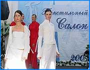 ></p><p class=c_tn> В рамках первого дня его работы прошла презентация ведущих фирм в текстильной промышленности, а также конкурс торговых марок и коллекций одежды.  За кулисами идет подготовка, чиновники еще не приехали, и у гостей «Текстильного салона» есть возможность прогуляться по коридорам выставочного зала и рассмотреть все в подробностях. Чуть позже, на церемонии открытия, ивановский губернатор отметит, что мероприятие крайне важно в свете зарождающегося текстильного кластера, особенно если учесть необычный характер 15-го салона.</p><p class=c_tn>«В этом году «Текстильный салон» отличается еще и тем, что он проводится в один день практически с нашим новым детищем, нашим инвестиционным форумом Золотое кольцо, в котором принимают участие 2 региона. Это Ивановская и Костромская области. Я надеюсь, что со временем к этому форуму будут присоединяться другие регионы Золотого кольца», - сказал  губернатор Михаил Мень на открытии. </p><p class=c_tn>Презентацию промышленных фирм, развивающих текстильное направление, открыла коллекция Ирины Корневой, представленная Яковлевской мануфактурой. Кроме нее презентовали фирму Юни - стайл, лицом которой стала актриса Анастасия Заворотнюк, а также компанию Севин. За звание Лучшей торговой марки России и Золотой торговой марки России решили побороться более 20-ти компаний, представивших самую разнообразную продукцию - от полотенец и комплектов постельного белья до ниток и кружев. Один из важных этапов первого дня - конкурс коллекций учреждений начального профобразования, которые только выходят на сцену «Текстильного салона». Как признаются участники, их задача - заявить о себе.</p><p class=c_tn>«Я хочу показать то, что я сделала. И просто это, наверное, интерес - как на это посмотрят, как это оценят, - говорит модельер Евгения Хайнина, -  Коллекция передает состояние весеннего утра, вот именно когда снег уже сошел, то есть, последние блики его остались, и часов в 6 утра, наверное, все освещено чисто такими нежными розовыми и желтыми тонами». </p><p class=c_tn>Участники - из Иванова, Костромы, Ярославля. Всего за 15-летнюю историю салона более 600 художников и модельеров представляли на конкурс свои модели. Организаторы замечают, что в последние годы качество текстильной продукции заметно выросло. Они связывают это с тем, что теперь производители больше ориентируются на запросы потребителя. 23 ноября «Текстильный салон» откроется уже в рамках инвестиционного форума, который завершится шоу-показом лучших коллекций одежды. </p><p class=c_tn></p><p class=c_av>Светлана Бабаева</p>
	
		<div class=