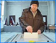 ></p><p class=c_tn> В Ивановской области, как и в целом в России, со значительным отрывом лидирует партия «Единая Россия». Итоги голосования в целом по области таковы. </p><p class=c_tn>«Единая Россия» получила почти 61 % голосов. Почти 11 % у КПРФ. Более 10 % – у ЛДПР. Замыкает список партий, преодолевших 7-процентный барьер, «Справедливая Россия» с 8-ю % голосов.</p><p class=c_tn>Явка в целом по области составила чуть более 55 %. В Верхнеландеховском районе она превысила 82 %. Самой низкой активность избирателей была в Кинешме – менее 48 %.</p><p class=c_tn>Лучше всего за «Единую Россию» голосовали в Кохме (67,03 %) и Фурмановском районе (66,78 %). Самый низкий процент голосов за ЕР – в Лухском районе (57,32 %) и Шуе (55,03 %).</p><p class=c_tn>Почти вдвое отличаются показатели КПРФ в разных районах области. Самыми «левыми» оказались избиратели в Кинешме (14,85 %) и Палехском районе (13,93 %). А вот в Южском и Ивановском районах показатели коммунистов ниже среднеобластных - 7,94  и 7,72 %% соответственно. </p><p class=c_tn>Более чем в два раза разброс голосов у «Справедливой России». Больше всего голосов у этой партии в Лухском районе (9,97 %) и Шуе (8,14 %), на родине Владимира Тихонова, который возглавлял региональный список «справедливороссов». Меньше всего голосов партия Миронова получила в Ильинском и Ивановском районах - 6,20 и 5,65 %% соответственно .</p><p class=c_tn>Самыми «проЛДПРовскими» оказались Пестяковский район (14,86 %) и Тейково (13,49 %). Наименьшее количество голосов у жириновцев в Фурмановском (8,45 %) и Верхнеландеховском (7,36 %) районах. Среди партий-аутсайдеров, не проходящих в Государственную Думу, наилучший показатель в Ивановской области у аграриев. В среднем по области у них 4 % голосов, что почти вдвое выше общероссийского показателя. А в Лухском и Ильинском районах аграрная партия даже преодолела 7-процентный барьер.</p><p class=c_tn></p><p class=c_tn>***</p><p class=c_tn><b>Не выборы, а просто праздник какой-то</b></p><p class=c_tn></p><p class=c_tn>Ход выборов в Ивановской области получил признание центральной избирательной комиссии. Об этом на пресс-конференции сообщил председатель облизбиркома Виктор Смирнов. Оценка Москвы вызвана, прежде всего, высокой явкой и отсутствием серьезных нарушений. Итоги выборов в целом отражают общероссийскую картину голосования. </p><p class=c_tn>Не выборы, а просто праздник какой-то. Пресс-конференция главы избиркома изобиловала перечислением множества плюсов, которые область выявила в ходе голосования. Не обошлось и без курьезных фактов, которых не миновать ни одному масштабному процессу. Так, в Фурмановском районе дошло до того, что избирательную активность стало возможно измерять в тоннах. На одном из участков торговали сахарным песком. Общий вес проданного едва не достиг полутора тонн.    </p><p class=c_tn>«Понятно, что избиратели покупали не мешками, пакетиками. Значит, все-таки, какое количество избирателей пришло. Даже вот судя по количеству проданного», - отметил  председатель областной избирательной комиссии Виктор Смирнов.</p><p class=c_tn>Наблюдались и другие казусы. Так, на двух участках большинство голосов получила ЛДПР. Но это явление нетипичное, если учесть, что участки расположены в СИЗО. Виктор Смирнов отметил, что не только сами выборы прошли без замечаний, но и предвыборная кампания стала более цивилизованной.  «Безусловно, стало меньше грязи. Война компроматов все-таки стала заменяться соревнованием программ», - подчеркнул он. </p><p class=c_tn>Единственное, что может подпортить благостную картину, это сообщения о давлении работодателей и руководителей вузов на своих подчиненных. Якобы некоторые из них грозили за неявку на выборы суровыми санкциями. </p><p class=c_tn>«Любые факты, которые нам будут известны, мы не только предадим гласности, но и направим в прокуратуру и проследим за тем, чтобы была реакция. Я уверен, что эта реакция будет», - сказал Виктор Смирнов.</p><p class=c_tn>Из реальных нарушений, достойных внимания, Виктор Смирнов отметил только одно. В процессе предвыборной кампании на трех ивановских избирательных участках была замечена единороссовская агитация. Председатель избиркома обещал довести административное разбирательство до суда. А в целом, считает Виктор Смирнов, по сравнению с выборами 2003 года, граждане стали более активно отдавать гражданский долг. Итоги выборов, по его мнению, стали ярким признанием Ивановской областью лидерства действующих президента и губернатора. </p><p class=c_tn></p><p class=c_av>Сергей Хохлов</p>
	
		<div class=