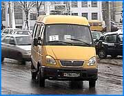 ></p><p class=c_tn>Год прошел с той поры, как по инициативе Ивановской мэрии городская дума приняла постановление, по которому все без исключения перевозчики обязаны организовать в транспорте работу кондуктора. Но, как известно, добиться исполнения этого решения от владельцев маршрутных Газелей властям не удалось. Рейды, проведенные в конце прошлого года, не помогли. </p><p class=c_tn></p><p class=c_tn>По поводу российского законодательства есть известная поговорка: в нашей стране суровость законов компенсируется необязательностью их исполнения. Похоже, это как раз тот случай.</p><p class=c_tn>И спустя год после выхода в свет решения о кондукторах водители приводят все те же доводы против: прежде всего, экономические. Кондуктору надо платить жалованье, опять же человек этот должен быть проверенный. Недаром в автобусах, где без кондуктора не обойтись, эту работу зачастую выполняют либо родственники, либо знакомые водителей.  А главный контраргумент такой: водители и сами неплохо с кондукторскими обязанностями справляются. </p><p class=c_tn>«На остановке обилечиваем каждого водителя, каждого пассажира, который вошел. Так что кондукторы в принципе не нужны. Все это происходит на остановках, уже были проверки. Нас проверяли и полностью все согласны», - говорят водители маршруток. </p><p class=c_tn>По поводу билетов и остановок - вопрос отдельный. Дело в том, что власти и не пытаются даже контролировать выполнение своего решения.</p><p class=c_tn>Между тем, год назад думцы и представители администрации стояли на том, чтобы кондукторы в маршрутных Газелях были - это вопрос безопасности пассажиров. А глава города ставил вопрос еще шире. </p><p class=c_tn> «Если все маршрутки в городе встанут, то у властей будет достаточно специально действующих предприятий, чтобы заменить все маршрутки автобусами большей вместимости и будут выполнены все графики работ, которые будут утверждены администрацией», - говорил глава г.Иванова Александр Фомин в декабре 2006 г.</p><p class=c_tn>Пока транспортный рынок города без Газелей обойтись не смог, даже, несмотря на активное участие больших автобусов группы Автолайн. Вряд ли решения властей смогут изменить экономические законы.</p><p class=c_tn>Комментарий ивановской администрации по этому поводу сегодня нам получить не удалось.</p><p class=c_tn></p><p class=c_av>Сергей Хохлов</p>
	
		<div class=
