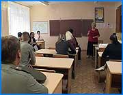 ></p><p class=c_tn>До конца декабря этого года в 46 школах Иванова должны быть составлены электронные базы данных. Их создание предусмотрено соглашением между областным правительством и ивановской мэрией о комплексной модернизации образования. Электронные базы  будут  содержать данные о школьниках и педагогах учебных заведений. Как выяснилось, информация в них заносится без ведома и разрешения учителей и родителей учеников, а, значит, в обход федерального законодательства. Секретарь ивановской школы №32 Марина Маркелова -  лицо ответственное  за наполнение базы данных 1С Хронограф. Еще прошлым летом  она прошла специальные компьютерные курсы. «Нас после прохождения курсов предупредили, что можете уже потихоньку заводить эти данные, но не торопиться - все потихоньку», - рассказывает она. </p><p class=c_tn>Источники данных - школьные журналы, личные дела учеников и педагогов, медицинские  и трудовые книжки.  База заполняется без ведома и разрешения педагогов и родителей школьников.  Но некоторые  папы и  мамы,  случайно узнав о создании такой базы, заподозрили неладное. И стали буквально обрывать телефон приемной уполномоченного по правам ребенка в Ивановской области Натальи Ковалевой. </p><p class=c_tn>«Мне звонит родительница и спрашивает, на каком основании берут такие данные. Я спрашиваю: какие данные, какие? И мне начинают перечислять эти данные. Ну, допустим, номер личного дела место жительства, все данные медицинского полиса, удостоверение личности, домашний адрес, где зарегистрирован, почтовый индекс, где проживает, ФИО родителей», - рассказывает она.</p><p class=c_tn>Наталья Ковалева была вынуждена написать обращение к прокурору области. Как выяснилось,  заполнение подобной базы без разрешения родителей школьников и учителей - это  нарушение российского закона о Персональных  данных и Конвенции по правам ребенка. </p><p class=c_tn>«Я считаю, что группа крови, диагноз составляют врачебную тайну. И вообще зачем знать, чем мой ребенок болен? Может знать классный руководитель, чтобы работать с ребенком», - поясняет Наталья Ковалева.</p><p class=c_tn>Чиновники мэрии уверяют, что внедрение компьютерных баз данных  естественный процесс перехода от бумажного документооборота к электронному. Это удобно, особенно для составления отчетов. То, что родителей и учителей не предупредили, это, конечно, недоработка, признаются чиновники управления образования, им уж очень хотелось форсировать процесс. Однако свою ошибку они обещают непременно исправить.</p><p class=c_tn>«Упущение, наверное, состояло в том, что мы полностью базу данных, которая заложена в «1-С Хронограф», начали заносить туда. Естественно, согласно федеральному закону О персональных данных мы имеем право заносить только те сведения, которые желают дать нам субъекты персональных данных», - пояснил зам. начальника управления образования г. Иванова Александр Балакирев.</p><p class=c_tn>На исправление ошибок, т.е на сбор письменных разрешений со всех родителей и учителей, отведено две недели. К 20 декабря должны быть составлена вся база данных. Информация, содержащаяся в ней, по замыслу, будет доступна ограниченному кругу лиц. Если не будет упущений. </p><p class=c_tn></p><p class=c_av>Мария Покровская</p>
	
		<div class=