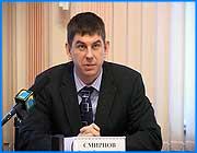 ></p><p class=c_tn>14 декабря председатель облизбиркома Виктор Смирнов рассказал журналистам о своем видении ситуации вокруг Ивановской областной думы. Он отверг обвинения в политической ангажированности облизбиркома и заявил о твердом следовании букве закона в противостоянии законодательной и исполнительной власти. Ситуация находится в правовом поле, так охарактеризовал текущий политический момент в регионе председатель Облизбиркома Виктор Смирнов. Внутренний конфликт по его словам давно зрел в недрах областной думы и неожиданная отставка более половины депутатов не должна восприниматься как что-то из ряда вон выходящее. Он сразу же отверг обвинения в конъюнктурной позиции облизбиркома в части весьма скорого направления в суд заявления о признании ныне существующей региональной думы неправомочной и назначении внеочередных выборов. </p><p class=c_tn>«Все заявления написаны депутатами собственноручно, подписаны ими собственноручно, являются их действительным желанием и написаны без всякого принуждения. Категорически не разделяю тех оценок, которые размещены на сайте Ивановской областной думы, более того с моей точки зрения совершенно не корректно прикрываться именем тех депутатов, кто сегодня продолжает исполнять свои полномочия и поливать помоями исполнительную власть. Тем более, призывая в свидетели Президента Российской федерации. Это деструктивно», - отметил председатель Облизбиркома Виктор Смирнов.</p><p class=c_tn>Областной суд должен рассмотреть дело о роспуске думы в течение 30 дней, но с учетом особой социальной важности, может и ускорить процесс разбирательства. Если положительное решение будет принято до 28 декабря, то у Облизбиркома появится право назначить перевыборы, которые могут состояться 2 марта. Тогда то и наступит момент истины. </p><p class=c_tn>«Когда народные избранники слагают с себя полномочия, то только избиратель, по нашему убеждению, вправе решить и расставить все точки над i - кто прав и кто виноват», - считает Виктор Смирнов.</p><p class=c_tn>Выборы в областную думу V созыва в случае их объявления будут проходить по мажоритарно-пропорциональной системе. То есть 24 депутата станут избираться по одномандатным округам, оставшаяся половина определится по партийным спискам. Несмотря на ограниченный временной ресурс Виктор Смирнов уверен в реальности поставленных задач. С финансированием проблем не будет - избирательная компания обойдется региональной казне всего в 40 с небольшим миллионов. Не сомневается Виктор Смирнов и в том, что прошедшие горнило недавних федеральных выборов региональные отделения политический партий смогут быстро впрячься в новый избирательный процесс. </p><p class=c_tn></p><p class=c_tn></p><p class=c_av>Дмитрий Войнов</p>
	
		<div class=