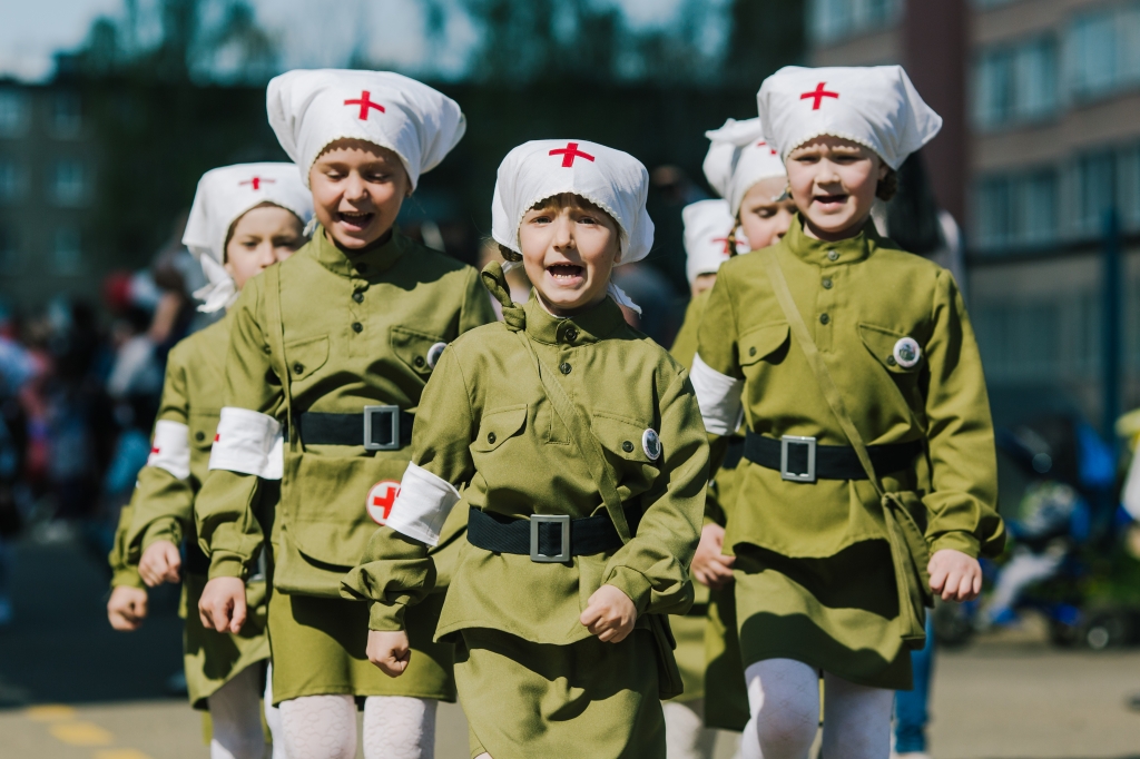 Парад 9 мая дети. Детский парад Победы. Военная форма. Малыш в военной форме. Детский костюм военной медсестры.