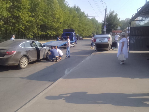 Утром в Иванове машина вылетела на остановку общественного транспорта и перевернулась