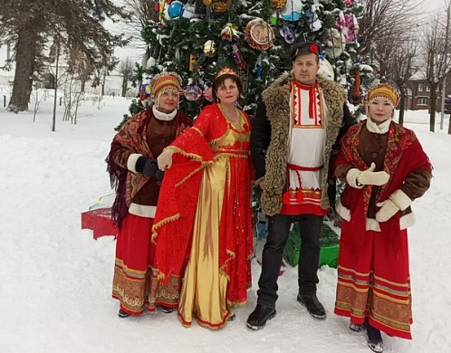 Новогодние елки в Ивановской области украсили игрушками по мотивам народных промыслов