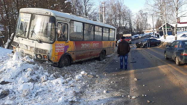 В Иванове полный пассажиров автобус попал в ДТП