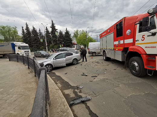 В Иванове в ДТП попала учебная машина 