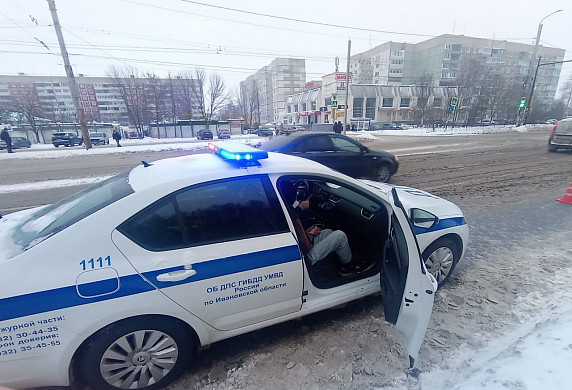  В Иванове тонированный «ВАЗ» уходил от погони и врезался в столб 
