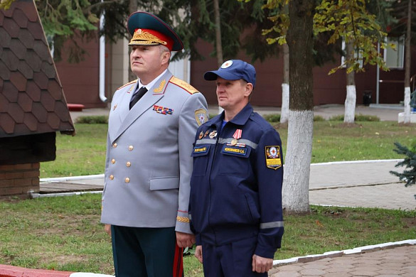  В Иванове министр МЧС вручил медаль пожарному, спасшему друга из горящего общежития 