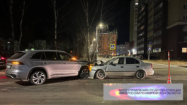В Иванове на улице Дюковской столкнулись два автомобиля