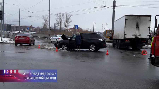 В Кохме внедорожник столкнулся с «КАМАЗом»: трое пострадавших