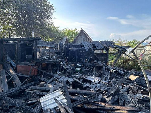  В Иванове от брошенного хозяином окурка сгорели баня, беседка и теплица 