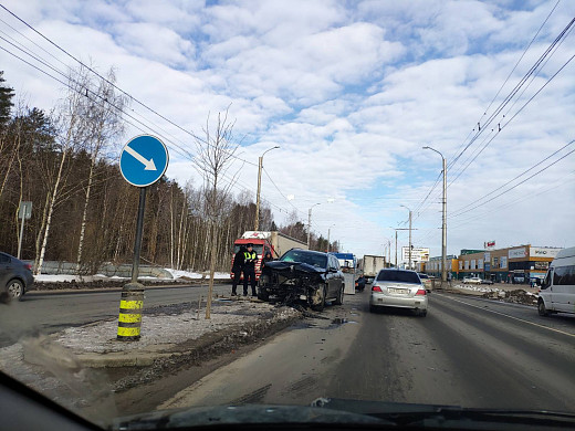 На Кохомском шоссе кроссовер снес островок безопасности 