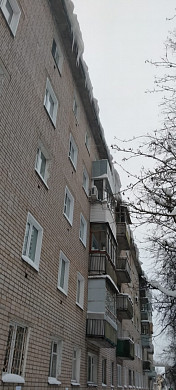 На крышах домов в Иванове начали нарастать сосульки