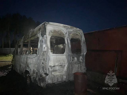 Ночью в Ивановской области сожгли два микроавтобуса
