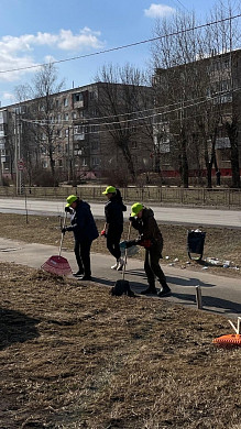 Жителя Московского микрорайона поздравили с днем рождения во время субботника