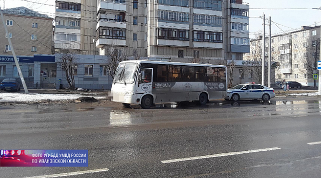 В Иванове 83-летняя женщина упала в автобусе, получив травмы