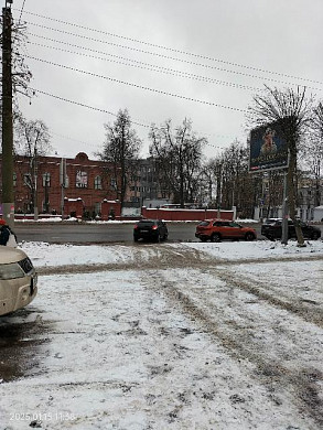 В центре города автолюбители выезжают с газона