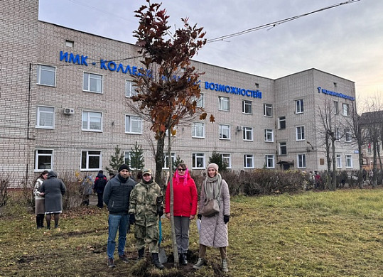  В Иванове в память о погибшем на СВО парне посадили дуб 