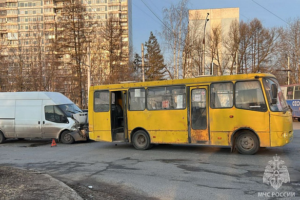 В Иванове 6 человек пострадали в ДТП с двумя автобусами