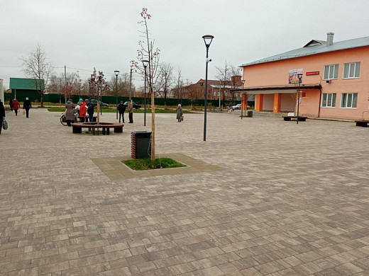 В Савине благоустроенную площадь портит только затопленная парковка 