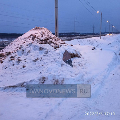  В Иванове коммунальщики завалили снегом памятник Герою Советского Союза 