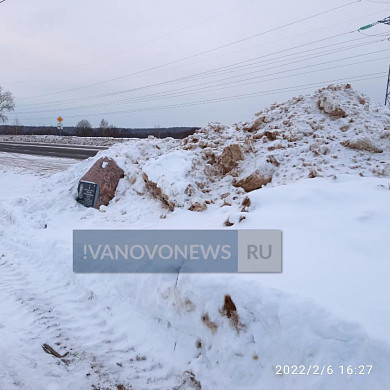  В Иванове коммунальщики завалили снегом памятник Герою Советского Союза 