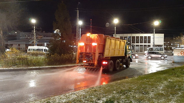 Дороги в Иванове обрабатывают противогололедным рассолом