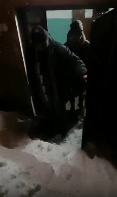 Коммунальщики в Иванове завалили двор жилого дома льдом и снегом