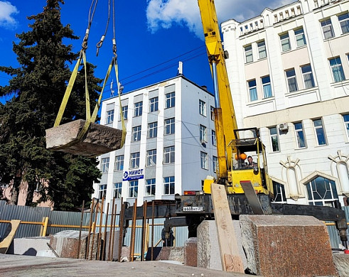  На площади Ленина в Иванове начали монтировать постамент под памятник вождю 