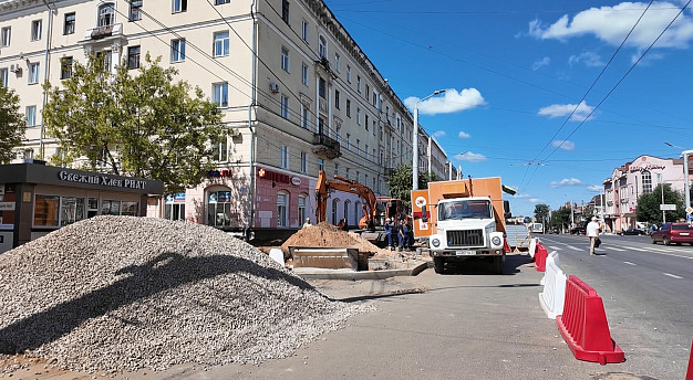На проспекте Ленина в Иванове полным ходом идет реконструкция тротуаров