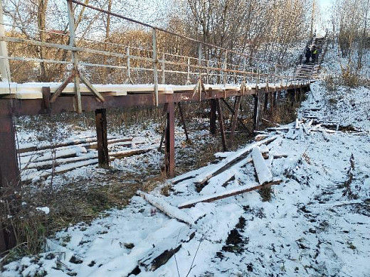Старые доски после ремонта моста бросили в водоем