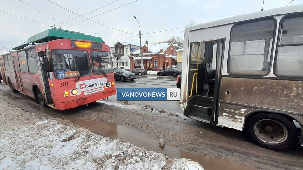 В Иванове автобус столкнулся с троллейбусом