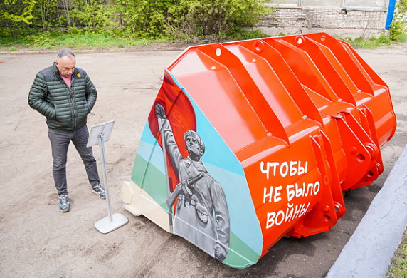  На ивановском заводе ко Дню Победы выпустили ковши с росписью на военную тематику 