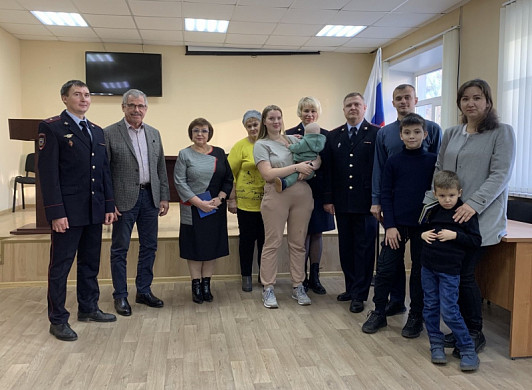  В Иванове вручили российские паспорта шестерым жителям Донецкой и Луганской народных республик 