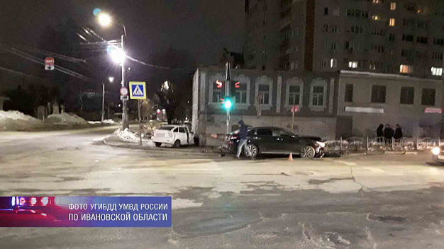 В Иванове попавший в ДТП с тремя машинами «ВАЗ» врезался в здание