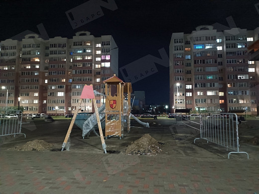  В Московском микрорайоне устанавливают новые игровые элементы 
