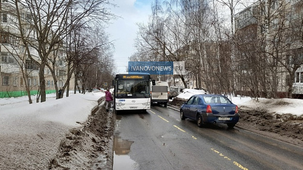 В Иванове на зауженной из-за неубранного снега дороге столкнулись автобусы