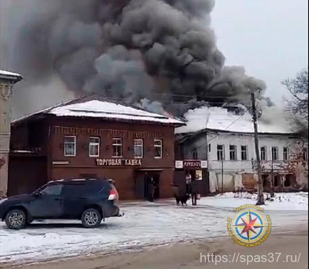  В Анькове вместе с заброшенным домом едва не сгорел магазин 