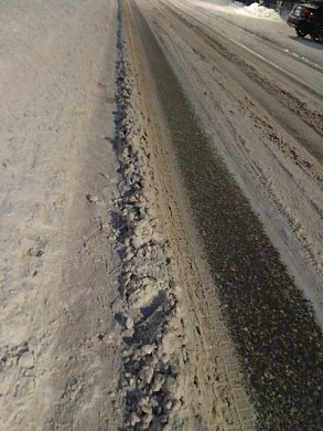 Между тротуаром и проезжей частью в с. Богородское - считанные сантиметры