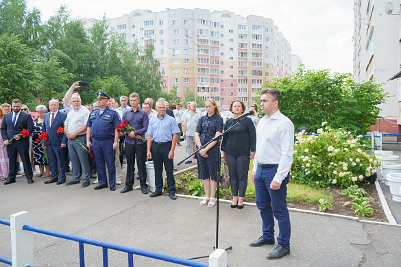 В Иванове установили памятную доску Герою России Владимиру Зозулину