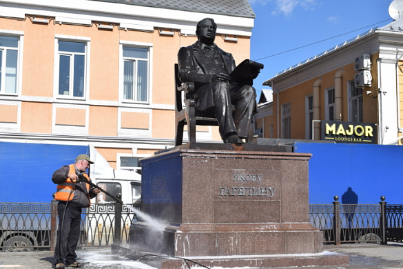 В Иванове помыли памятник Якову Гарелину