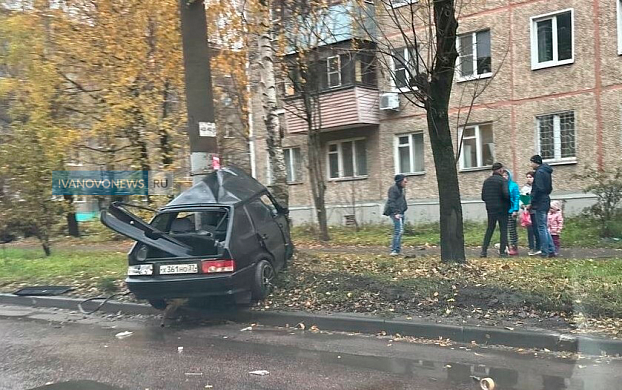 В Иванове водитель ВАЗа врезался в столб и погиб