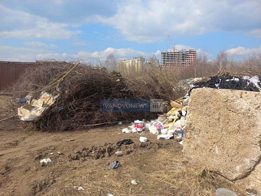  В Иванове на улице Куконковых появилась огромная свалка мусора 