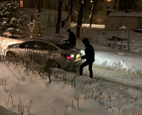 В Иванове ледяная глыба рухнула на крышу автомобиля