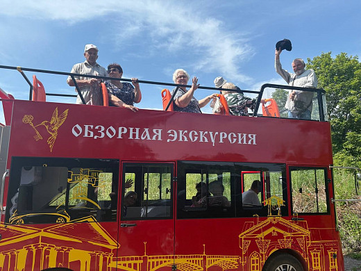 В Шуе начал курсировать двухэтажный красный автобус 
