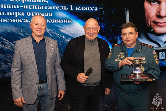 Космонавт подарил ивановской академии МЧС землю нашего города, побывавшую в космосе