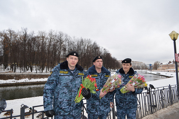  В Иванове судебные приставы на улицах города поздравляли женщин 